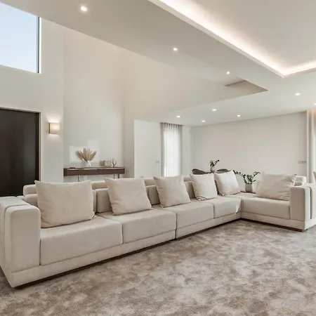 Villa 77 *