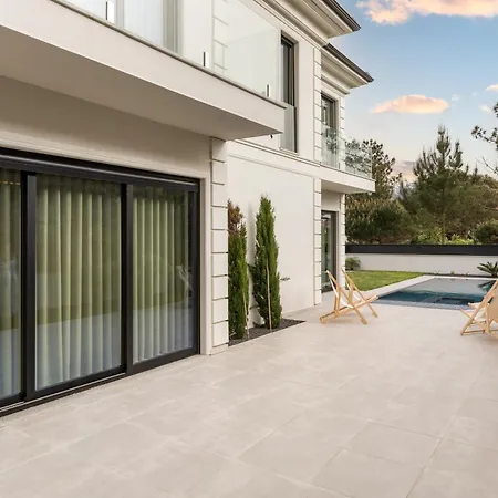 Villa 77